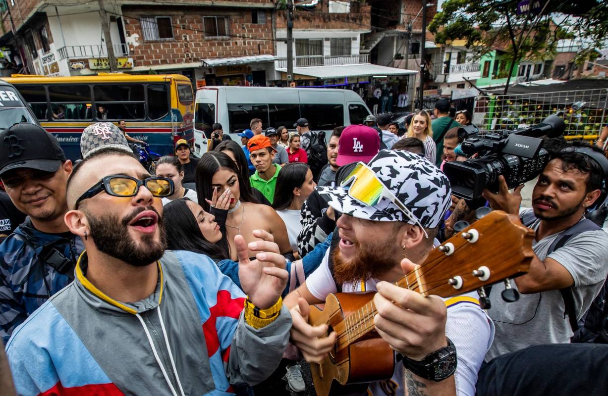 Hoy, convertido en una gran estrella de la música urbana, se reencontró con varios de esos parceros que aún viven en este barrio. FOTO: Jaime Pérez