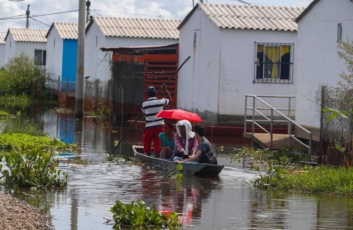 En el barrio Polvo Alzado, de Sucre los vecinos pagan $1.000 para entrar a sus casas en canoa. Foto: MANUEL SALDARRIAGA QUINTERO.