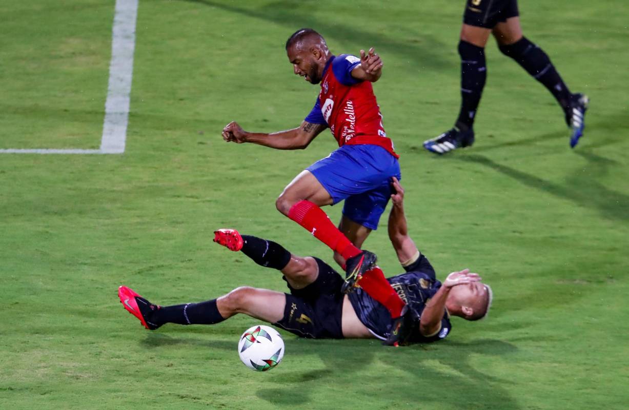 El partido que estuvo de ida y vuelta para ambos equipos, y bañado por lluvia, se cerro con un empate, que le puso punto final al primer partido con publico de la liga colombiana de Fútbol. FOTOS MANUEL SALDARRIAGA