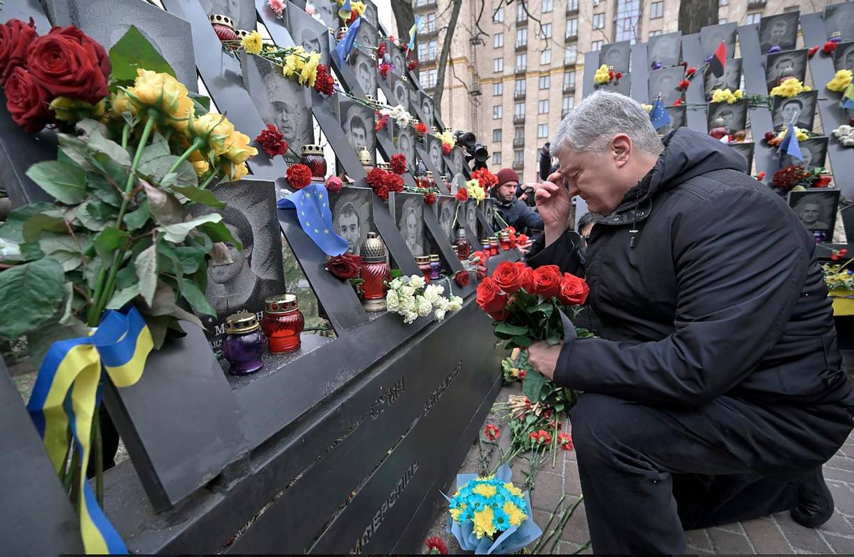 Familiares recuerdan a sus seres queridos que perdieron la vida durante los ataques y bombardeos de las fuerzas rusas. Este doloroso tributo es un recordatorio de las vidas perdidas y el sufrimiento causado por el conflicto. Foto: GETTY