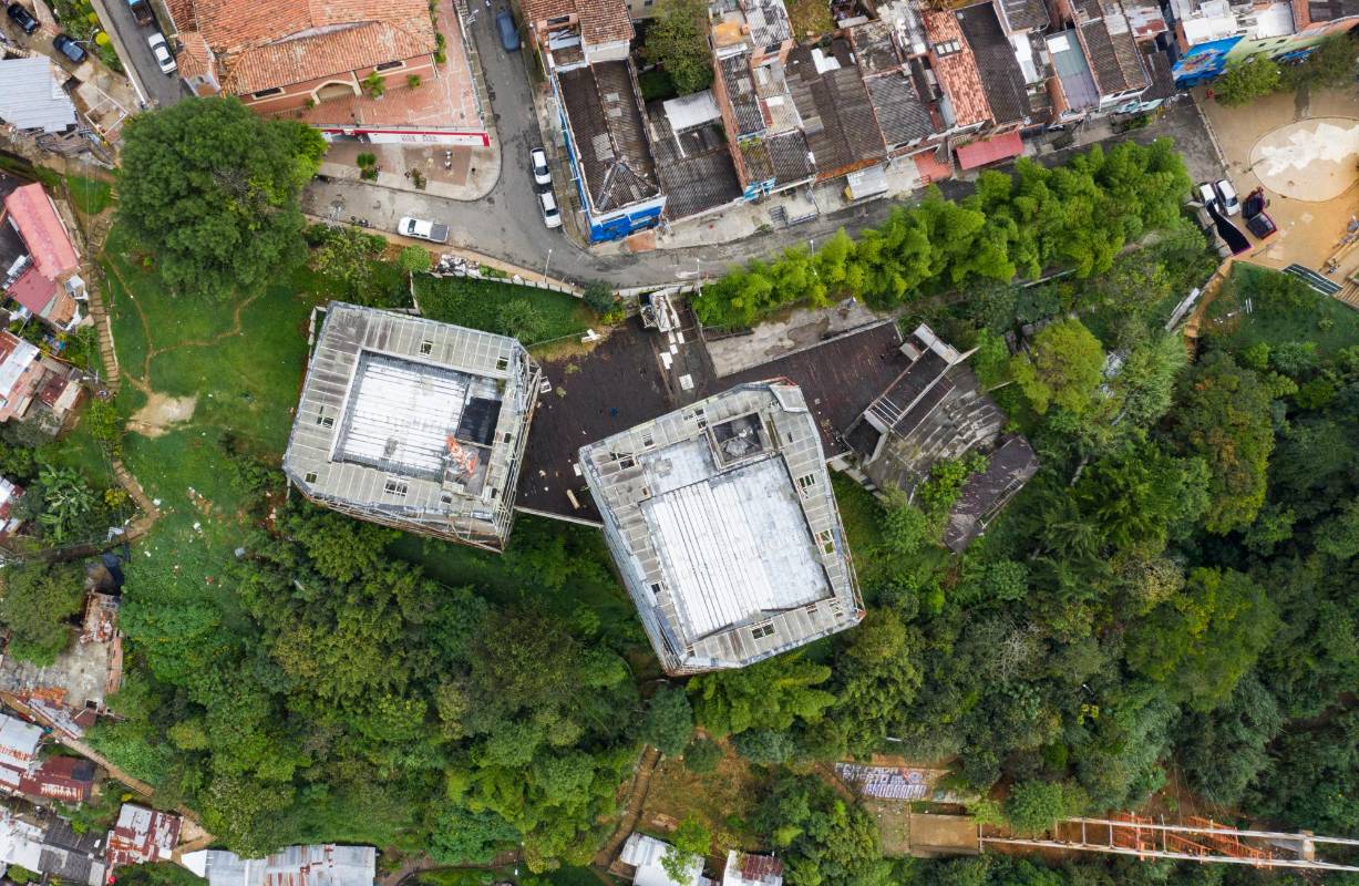 En abril de 2016 culminó el desmonte de la fachada por fallas estructurales y en el 2017 comenzaron los procesos de demandas para definir responsabilidades. Foto: Manuel Saldarriaga 