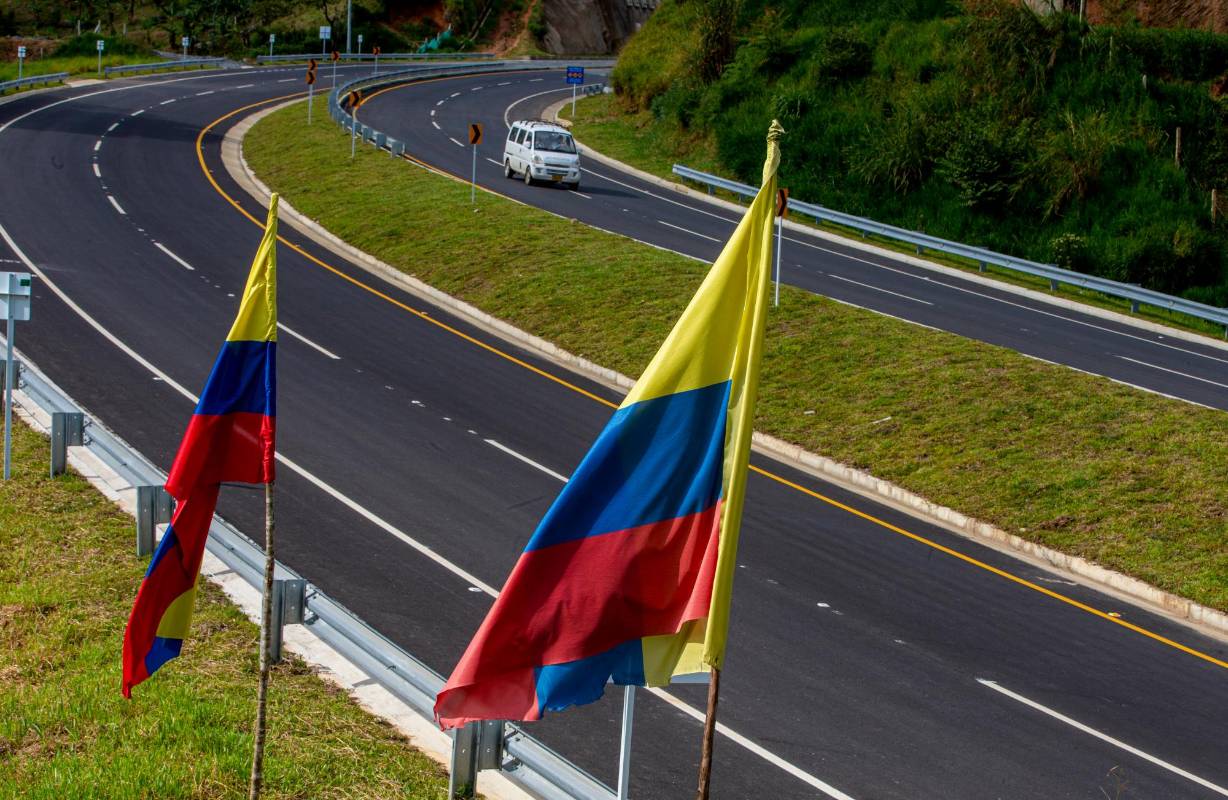  También se rehabilitaron 35,6 km de calzada existente entre Cisneros y San José del Nus. Foto Juan Antonio Sánchez Ocampo