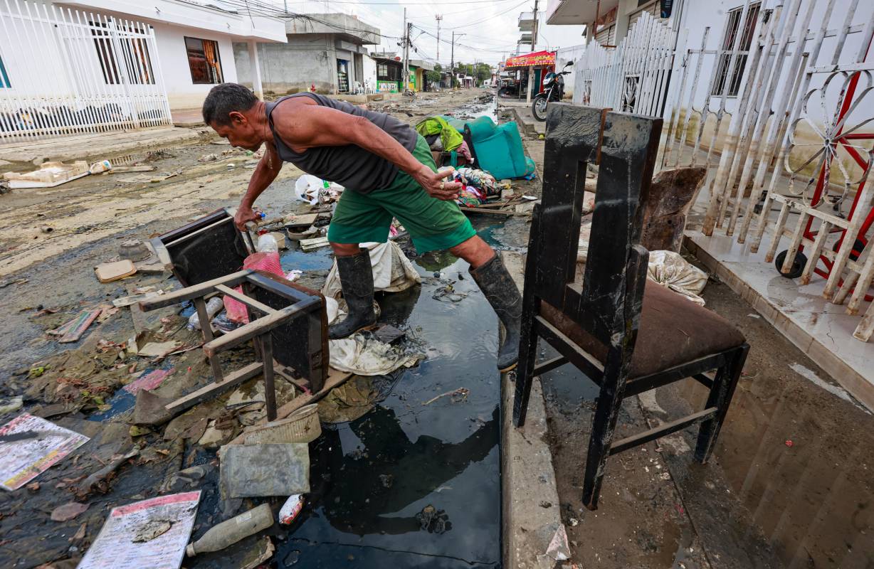 “Acá no se inundan los ricos, para eso estamos los pobres”, dice molesto un habitante del barrio El Dorado. Foto: Manuel Saldarriaga Quintero.