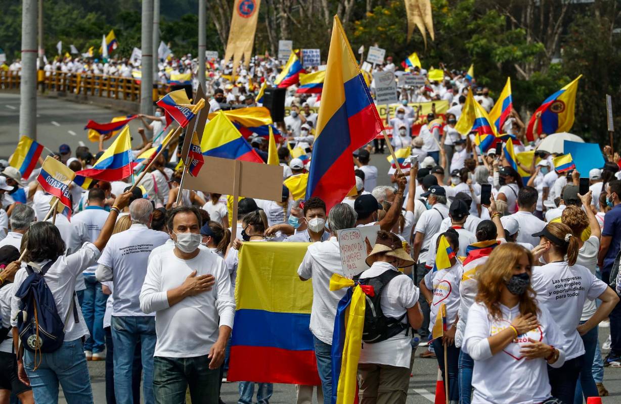Una iniciativa ciudadana, conocida como “Colombia te llevo en el corazón”, convocó este domingo a una marcha pacífica en Medellín. Foto: Manuel Saldarriaga Quintero.