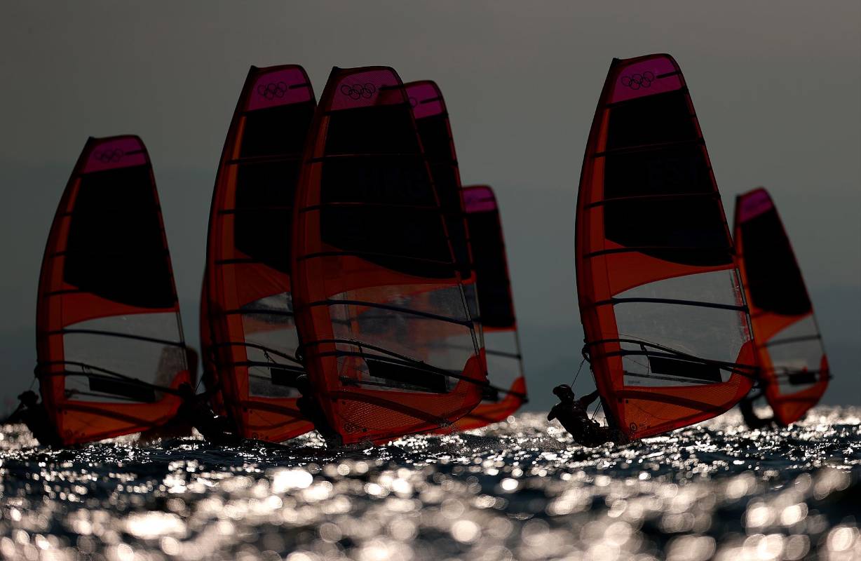 Una flota de mujeres RS-X Windsurfers en acción en el segundo día de los Juegos Olímpicos de Tokio 2020 en Enoshima Yacht Harbour. Foto Getty Images