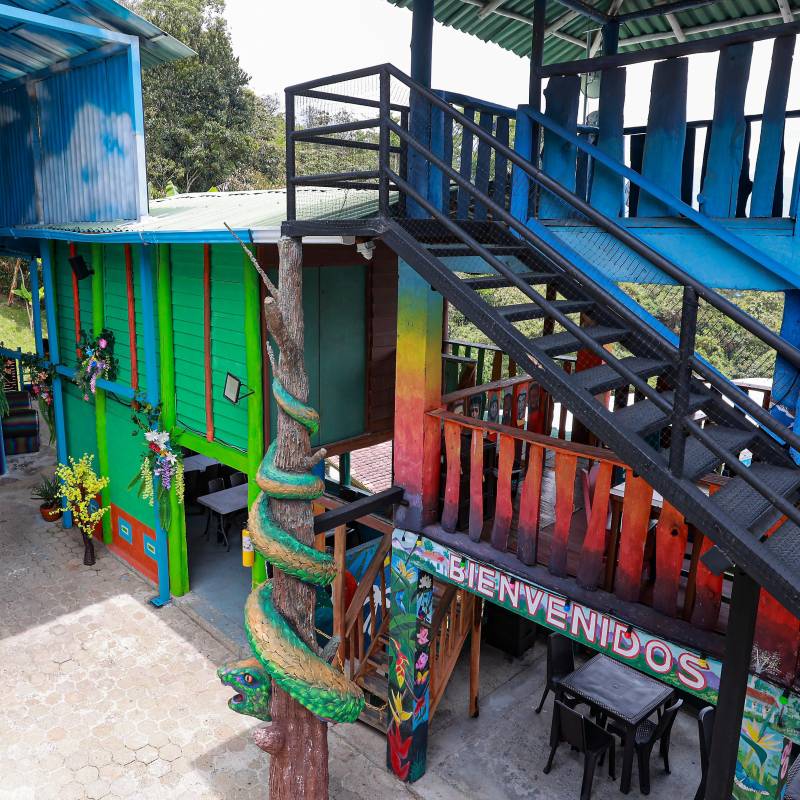 La montaña que sueña tiene un restaurante y un teatro con capacidad para 120 personas. El sitio está abierto todos los días, después del mediodía, y cierra sus puertas en la noche. FOTO Manuel Saldarriaga 