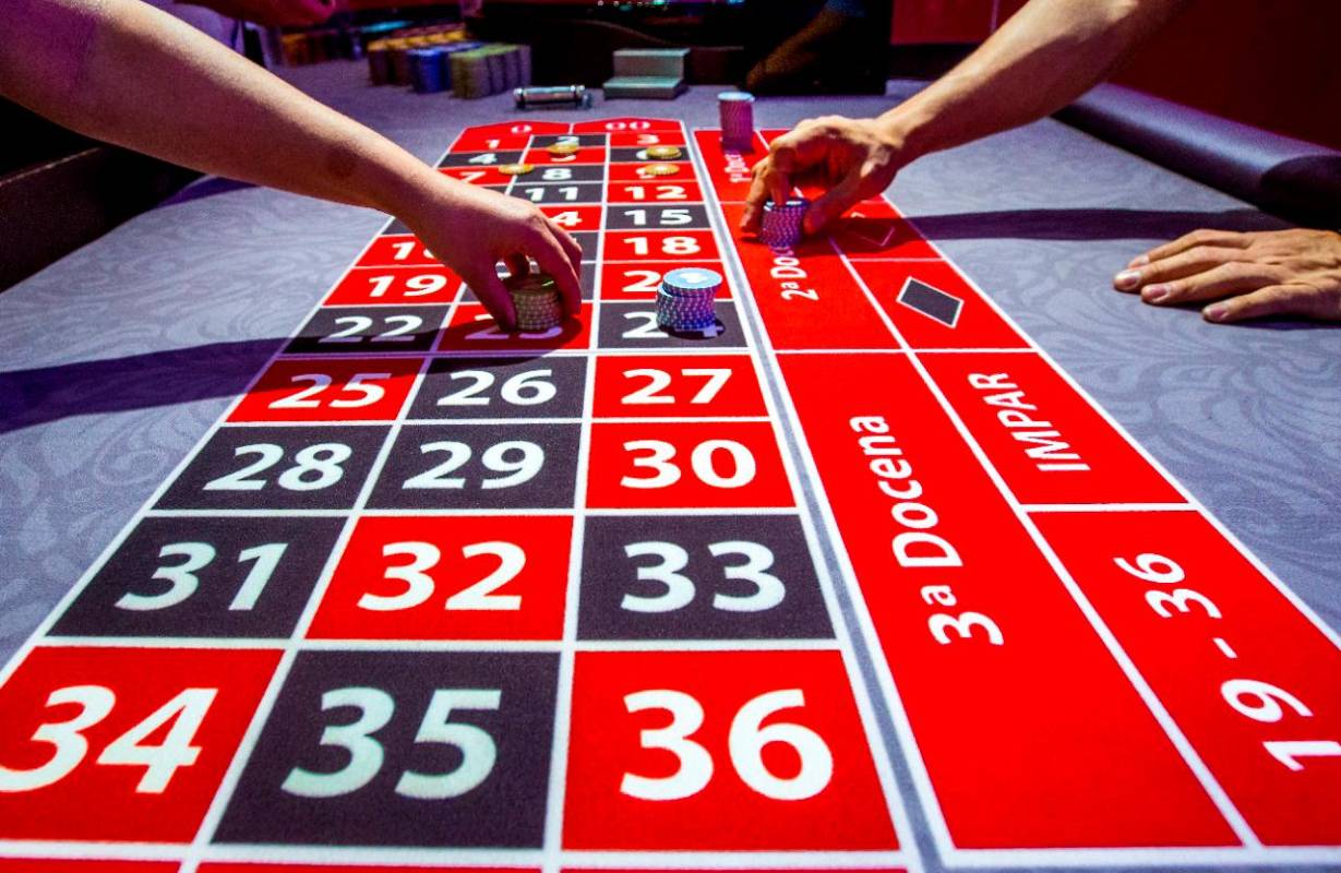 En medio de la difícil coyuntura, Coljuegos, Fecojuegos, Cornazar y Asojuegos trabajaron para buscar que estos empresarios pudieran realizar acuerdos de pago, suspensión de contratos y disminución, por seis meses, de elementos de juego sin conservar los mínimos exigidos por municipios. Esto ayudó pues, por los protocolos de bioseguridad, sus establecimientos debieron guardar algunas máquinas para asegurar el distanciamiento requerido. FOTO: JUAN ANTONIO SÁNCHEZ