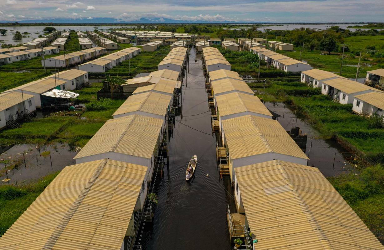 En el barrio de Polvo Alzado, en Sucre, esta inundada y los vecinos se quejan de robos. Dicen que los ladrones desvalijan las casas que ven solas. Foto: MANUEL SALDARRIAGA QUINTERO.