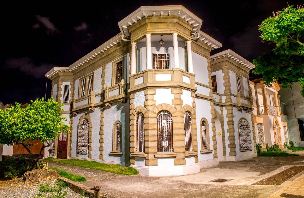 La única zona patrimonial de Medellín estrenó un nuevo sistema de alumbrado público con el que se pretende embellecer su paisaje nocturno. Foto: Juan Antonio Sánchez
