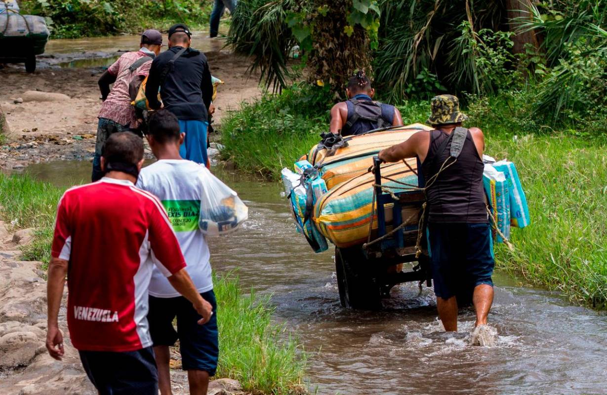 Las trochas son utilizadas por las personas para cruzar entro los dos países. Foto: Camilo Suárez