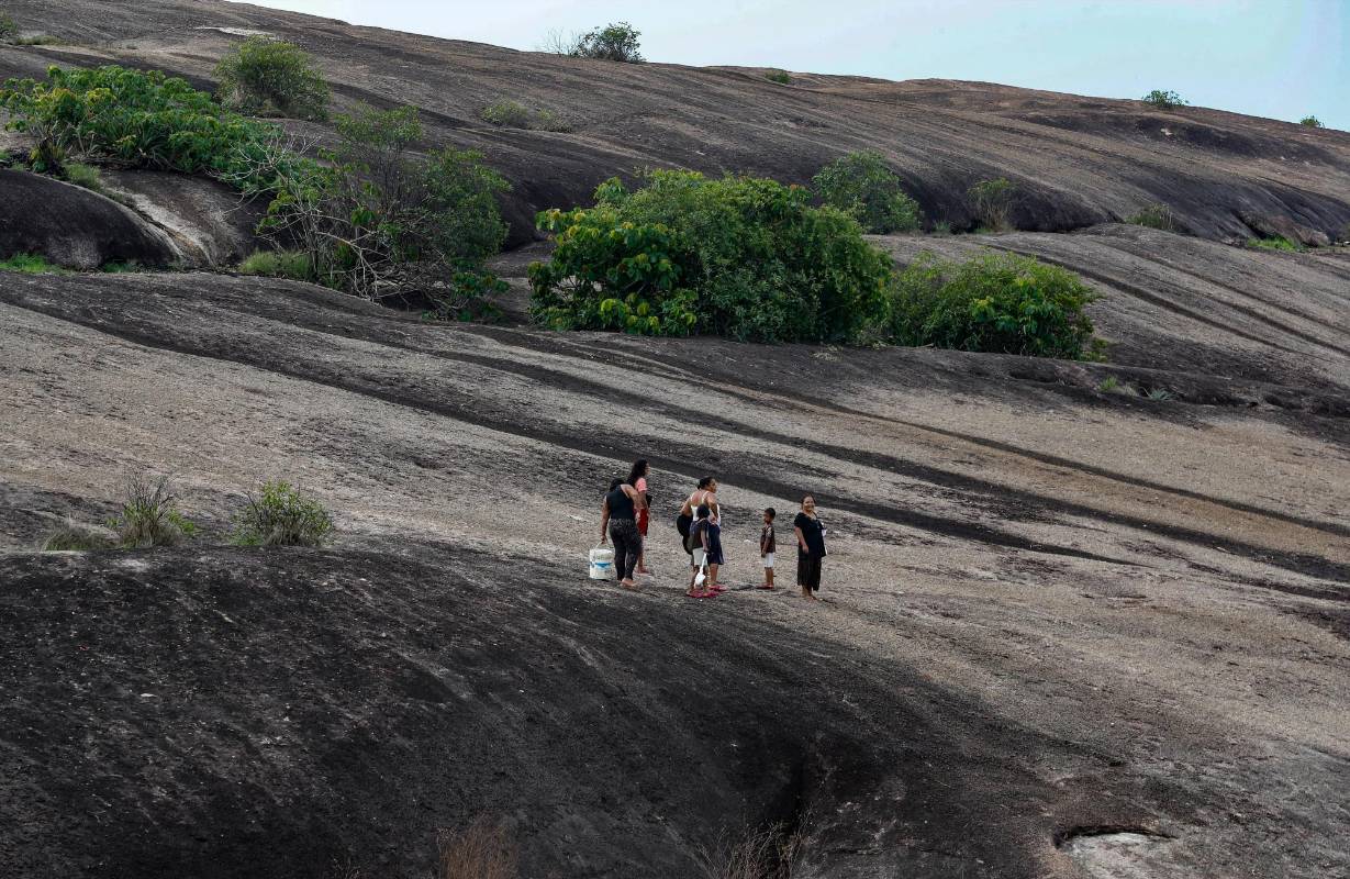 En los afloramientos rocosos la vegetación arbórea es escasa, crean condiciones de temperaturas extremas. Foto: Manuel Saldarriaga Quintero.