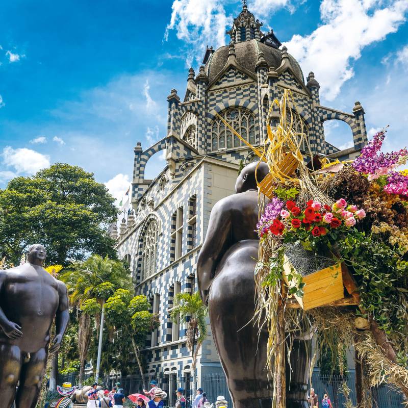 La Plaza Botero, que reúne monumentales obras del artista antioqueño Fernando Botero, es uno de los lugares turísticos más visitados de la ciudad. Al fondo, el Palacio de la Cultura Rafael Uribe Uribe. 2023. FOTO: Camilo Suárez.