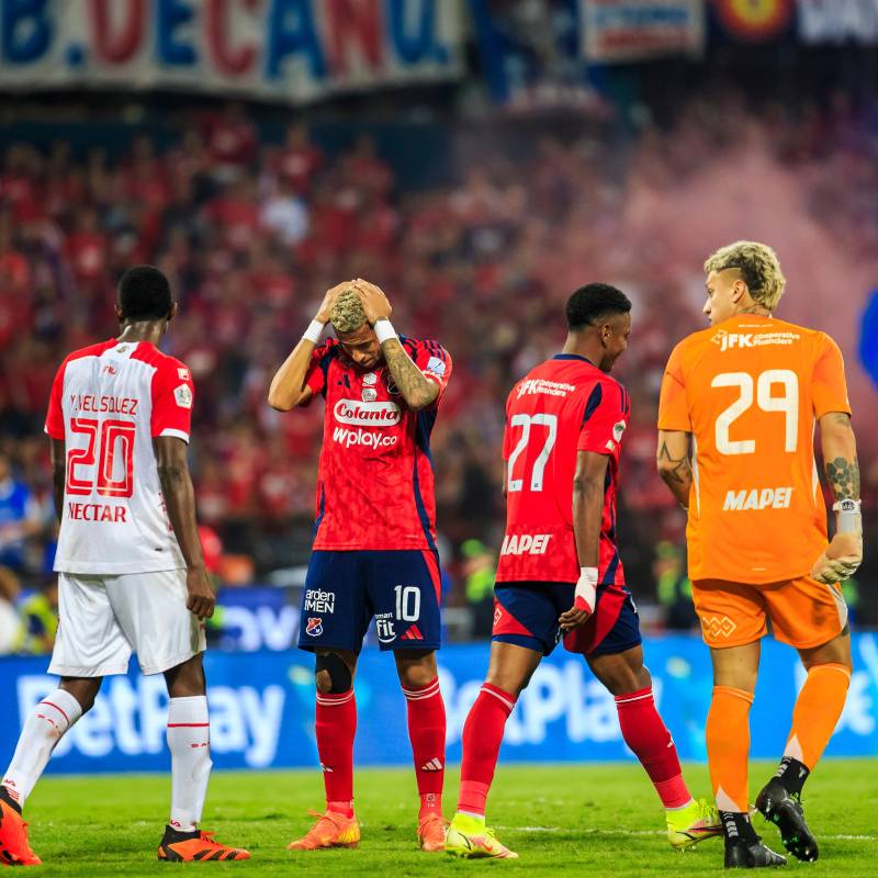 Santa Fe es campeón del fútbol colombiano. Uno de los protagonistas inesperados de la tarde fue Hugo Rodallega, el experimentado delantero. A pesar de arrastrar una lesión, su presencia en el campo fue determinante y su influencia en el juego fue clave para el desenlace del campeonato. Foto: Camilo Suárez Echeverry