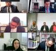 Yaneth Rúa, Misael Cadavid y Elkin González dentro de la audiencia de este miércoles. En la parte inferior izquierda, la juez Séptima Penal leyendo su veredicto. Los demás son los abogados. FOTO: IMAGEN DE LA AUDIENCIA