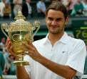El tenista suizo Roger Federer sostiene el trofeo después de ganar la final masculina contra Mark Philippoussis de Australia en el Campeonato de Tenis All England Lawn en Wimbledon, el domingo 06 de julio de 2003. Foto: EFE. 