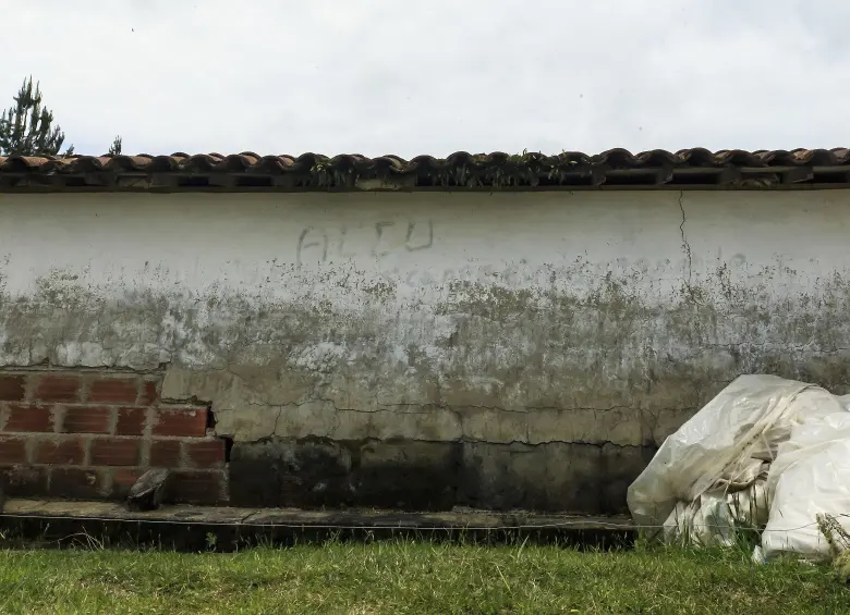 Prácticamente despintado, pero todavía legible en la parte superior del muro, las siglas de las Autodefensas Campesinas de Córdoba y Urabá ACCU todavía se ven en algunas fachadas. Foto: Andrés Camilo Suárez Echeverry