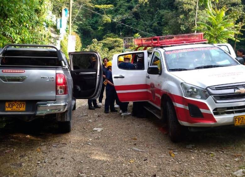 Personal de Bomberos de Amagá realizaron la atención al fallecido y trasladaron al hospital a la madre gestante. FOTO: CORTESÍA