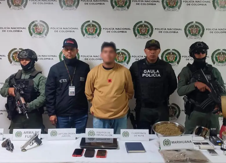 En el centro alias Valde o Valderrama junto al material que fue incautado en el operativo. FOTO: Cortesía.