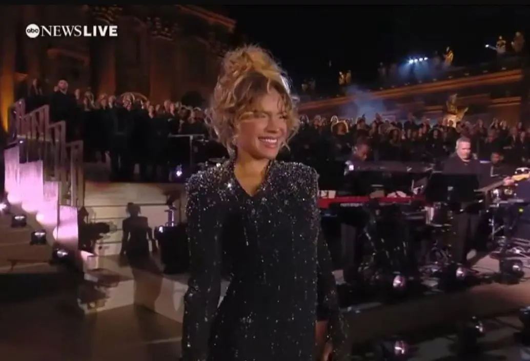 Karol G durante su presentación en el Vaticano, donde cantó junto a Andrea Bocelli en el evento Grace for the world. FOTO streaming Disney+