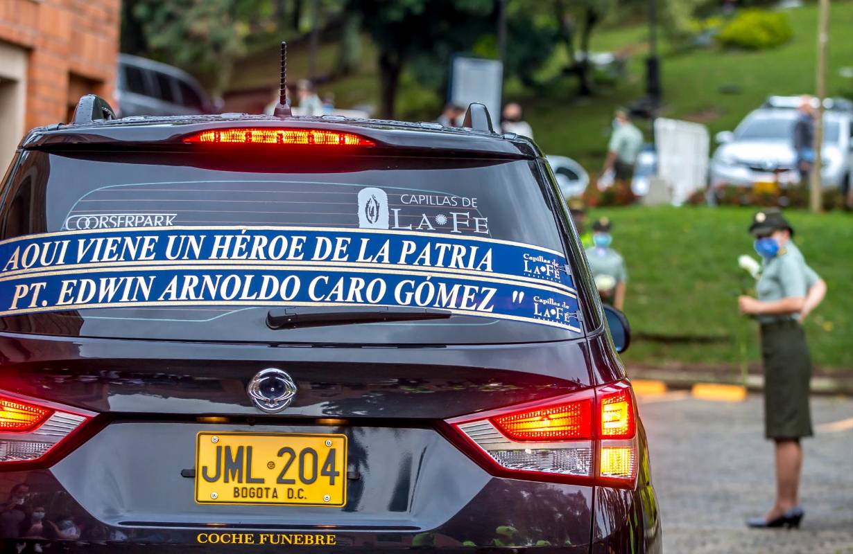 Como lo que fue en vida un héroe, así fue despedido hoy el patrullero Edwin Caro Gómez. Foto Juan Antonio Sánchez Ocampo