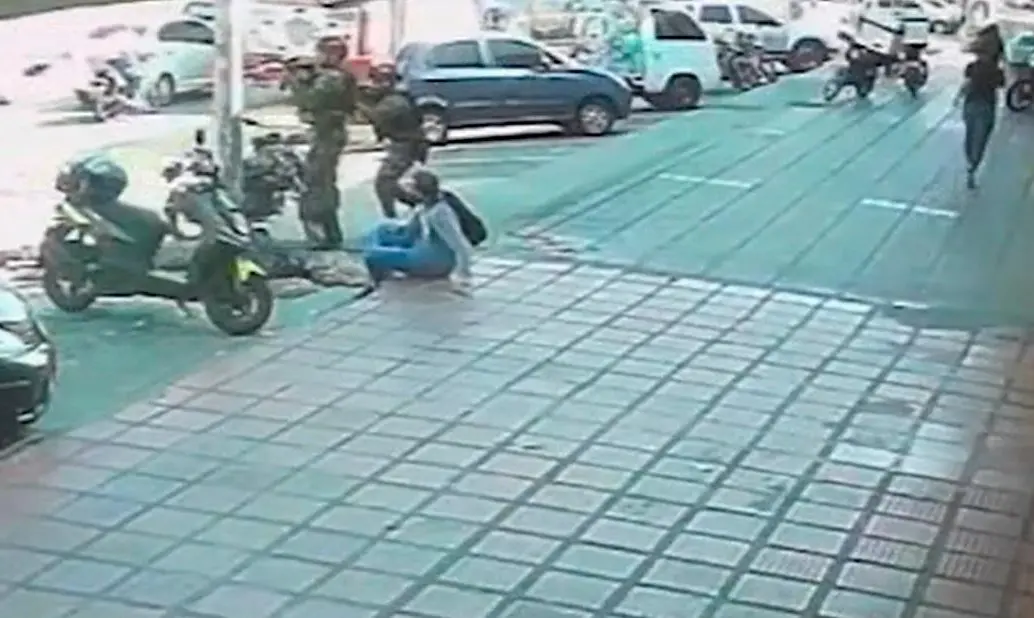 Los militares reaccionaron apenas escucharon el ataque de los sicarios, en plena vía de Barranquilla. IMAGEN TOMADA DE VIDEO.
