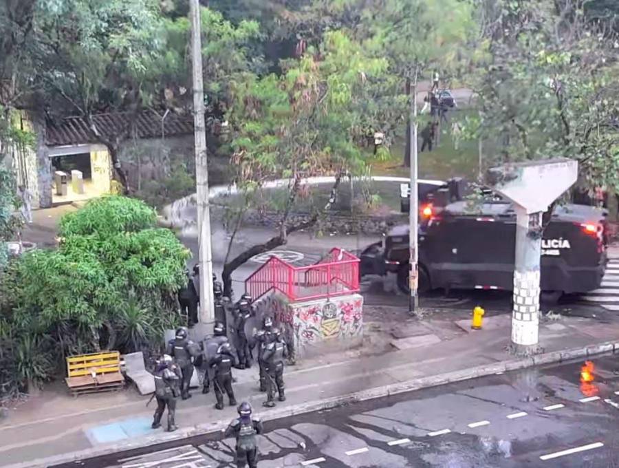 Los disturbios mantuvieron cerradas durante cerca de una hora vías principales en el norte de Medellín, lo que generó caos vehicular y parálisis del servicio público de transporte. Foto: Cortesía