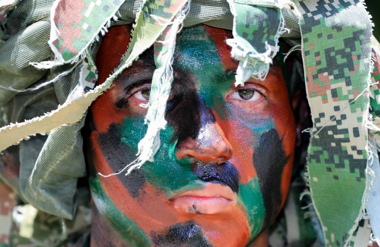 Soldado con su rostro pintado. FOTO. Jaime Pérez