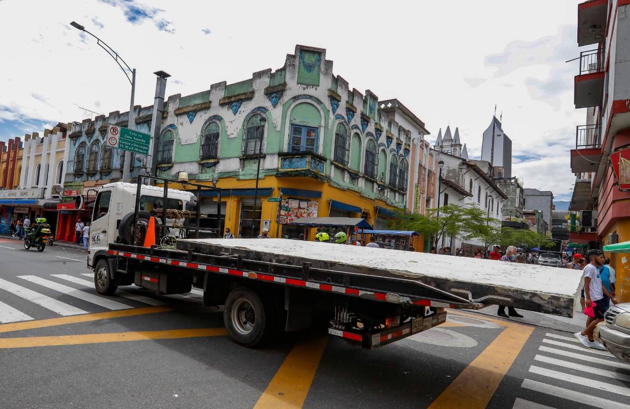 De forma cautelosa se dio inicio al traslado de una parte de la obra por las calles del centro de Medellín hasta llegar al Museo de Antioquia. Foto: Manuel Saldarriaga Quintero.