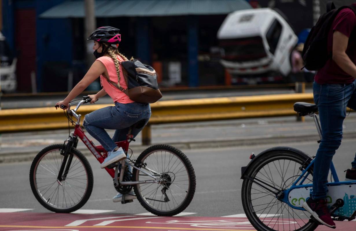 A finales del siglo XIX, las mujeres se convirtieron en las usuarias más entusiastas de las nuevas bicicletas. Hoy el ciclismo femenino vive un autentico bomm como símbolo de libertad. Según la encuesta Origen- Destino 2018 , del Área Metropolitana, de los 61.842 viajes diarios en el Valle de Aburrá, 6877 los hacen mujeres. Foto: Manuel Saldarriaga Quintero.
