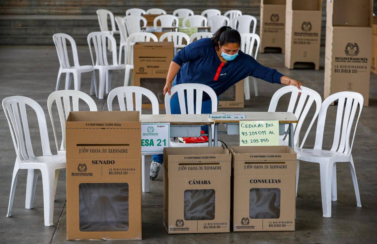 Desde tempranas horas funcionarios de la registradora Nacional organizan los puestos de votación. Foto: Manuel Saldarriaga Quintero.
