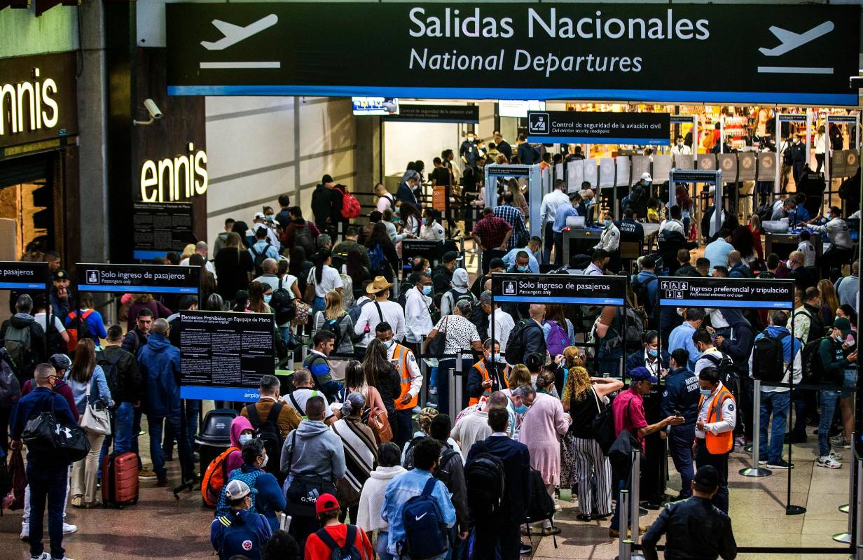  En las horas pico las filas se hacen interminables en las zonas del ingreso nacional e internacional. Foto: Julio Herrera
