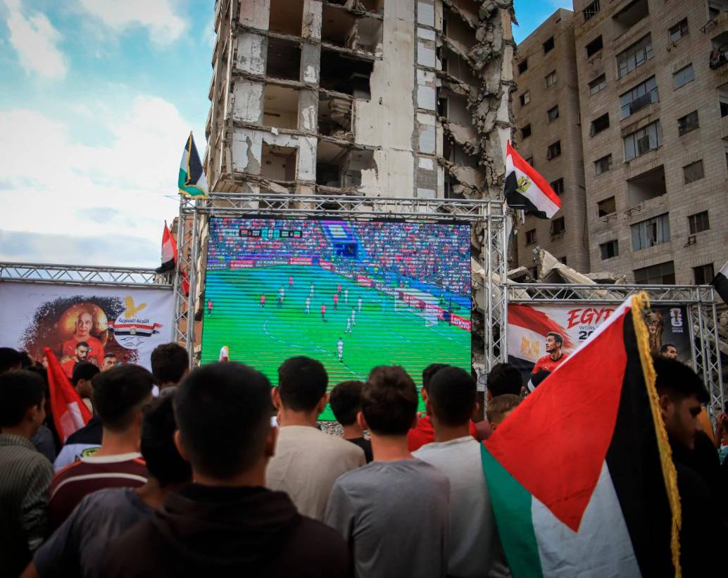 Las proyecciones del Mundial de Fútbol que organizaba Mohammed al-Wahidi convocaban a miles de personas en Gaza. FOTO: GETTY IMAGES.