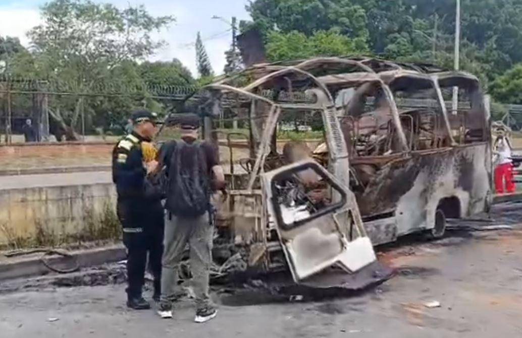 Atentado con cilindros bomba en Cali este 24 de abril de 2026. Foto: tomada de video
