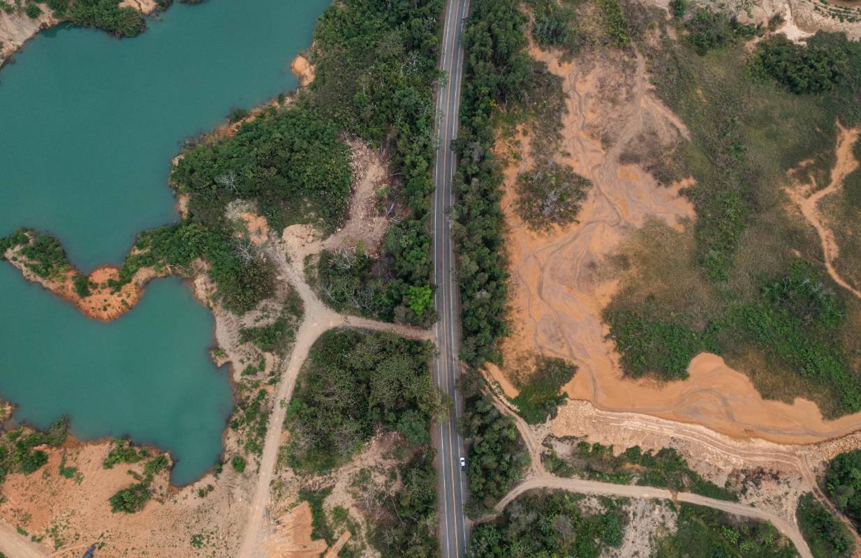 La destrucción ambiental ocurre a la vista de todos en el Bajo Cauca. Una de tantas pruebas que lo demuestran es que al lado de la carretera entre los corregimientos El Doce y Puerto Antioquía, en Tarazá, hay enormes lagos de agua contaminada, cráteres y montañas de tierra removida. Foto: MANUEL SALDARRIAGA QUINTERO.