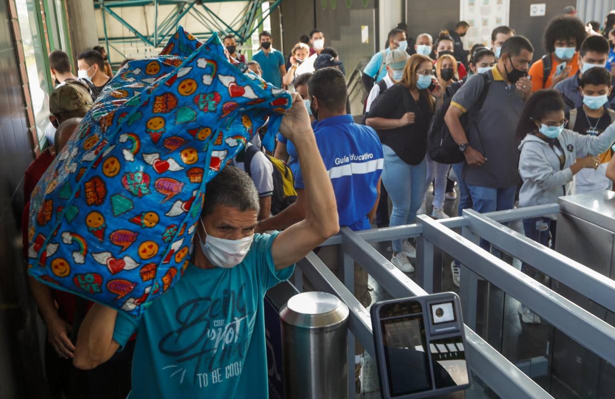 El gerente social del Metro, Jaime Andrés Ortiz, explicó que el ingreso a la estación Caribe para quienes viajan en dirección al sur se hace por el acceso norte. Las estaciones del sur operan con normalidad. Foto: MANUEL SALDARRIAGA QUINTERO.