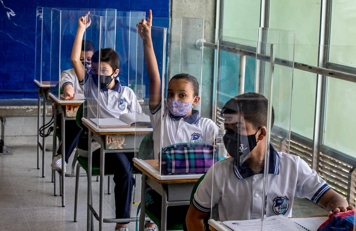 El regreso al colegio es motivo de alegría para los estudiante de la institución educativa pública Antonio José de Sucre de Itagüí. Foto Juan Antonio Sánchez Ocampo
