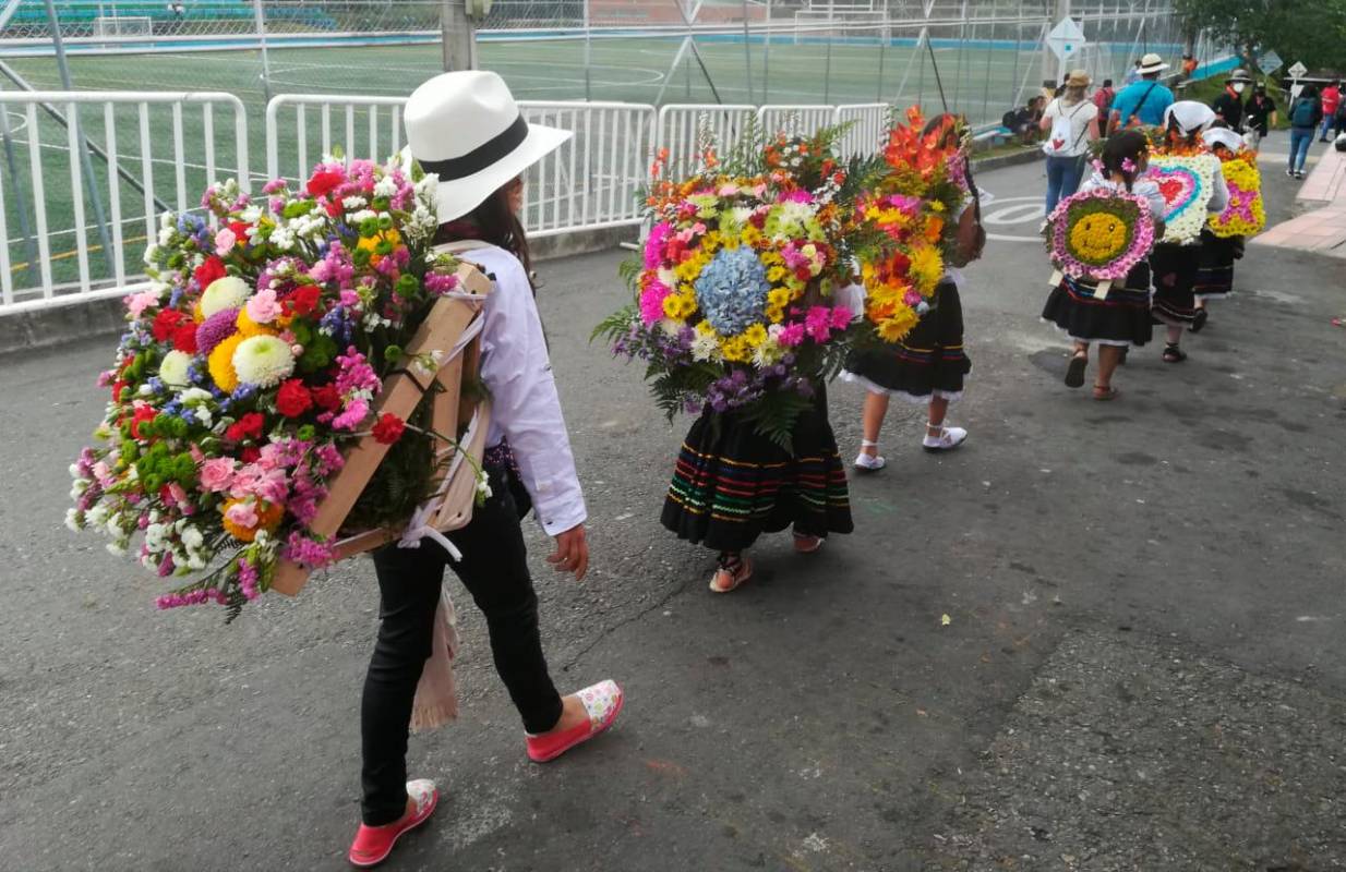 Por las calles de Santa Elena los niños silleteros recorrieron mostrando las flores que cultivan sus padres. Foto: Manuel Saldarriaga