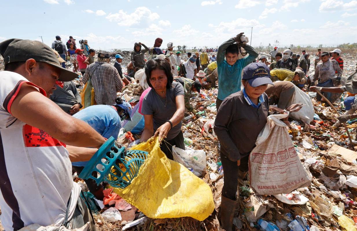La cruda radiografía es de Puerto Carreño, muy cerca de la frontera con Venezuela, buscan objetos de valor para cambiar por comida. Foto: EFE