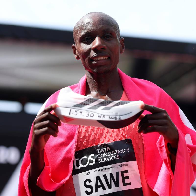 El keniano Sabastian Sawe hizo historia en el Maratón de Londres al romper la barrera de las dos horas con un tiempo de 1h59:30. FOTO GETTY