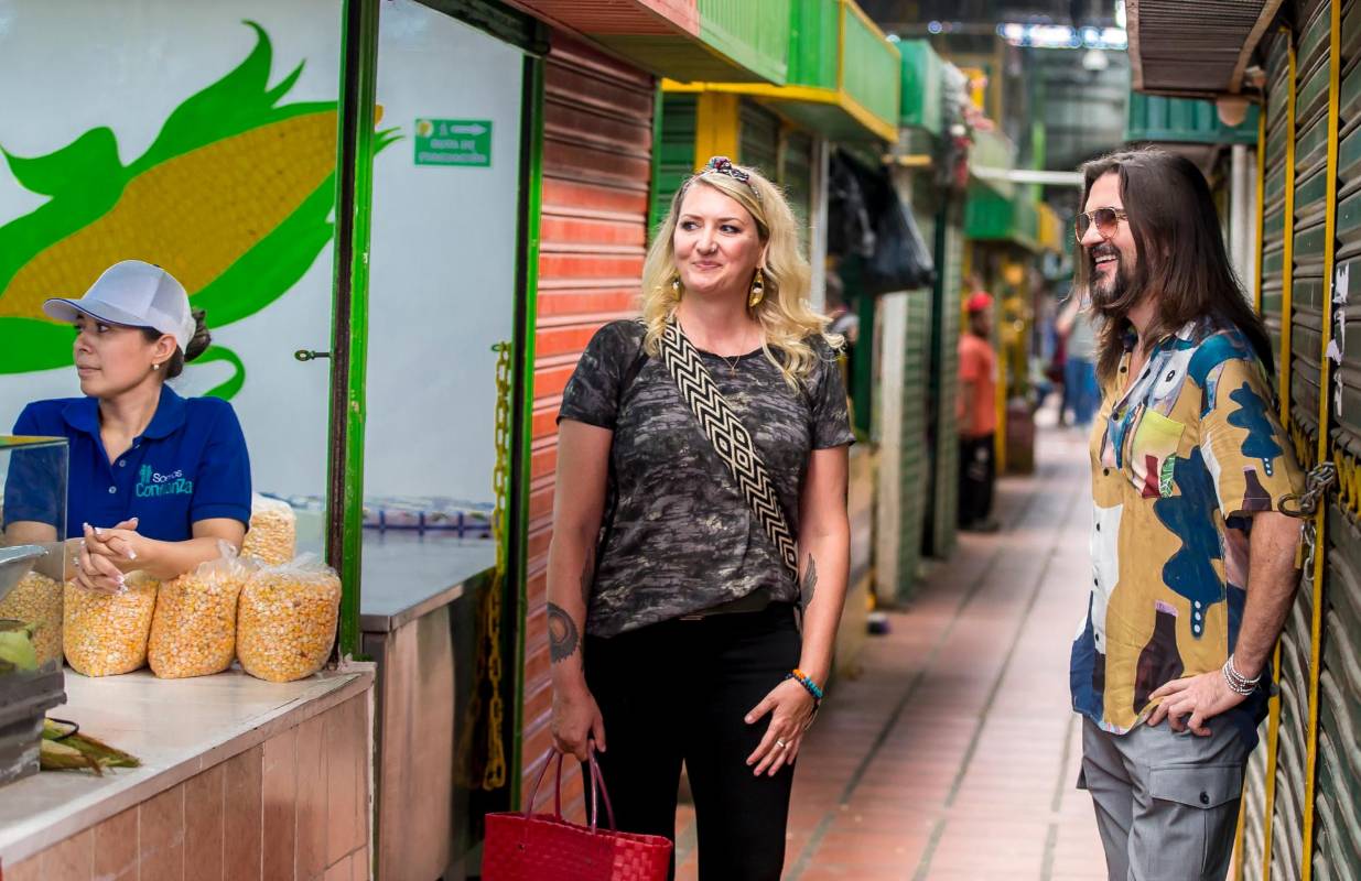 Además de recorrer los puestos de frutas, verduras, carnes y pescados, Juanes y Carmen tenían un equipo de televisión que seguía su conversación y recorrido