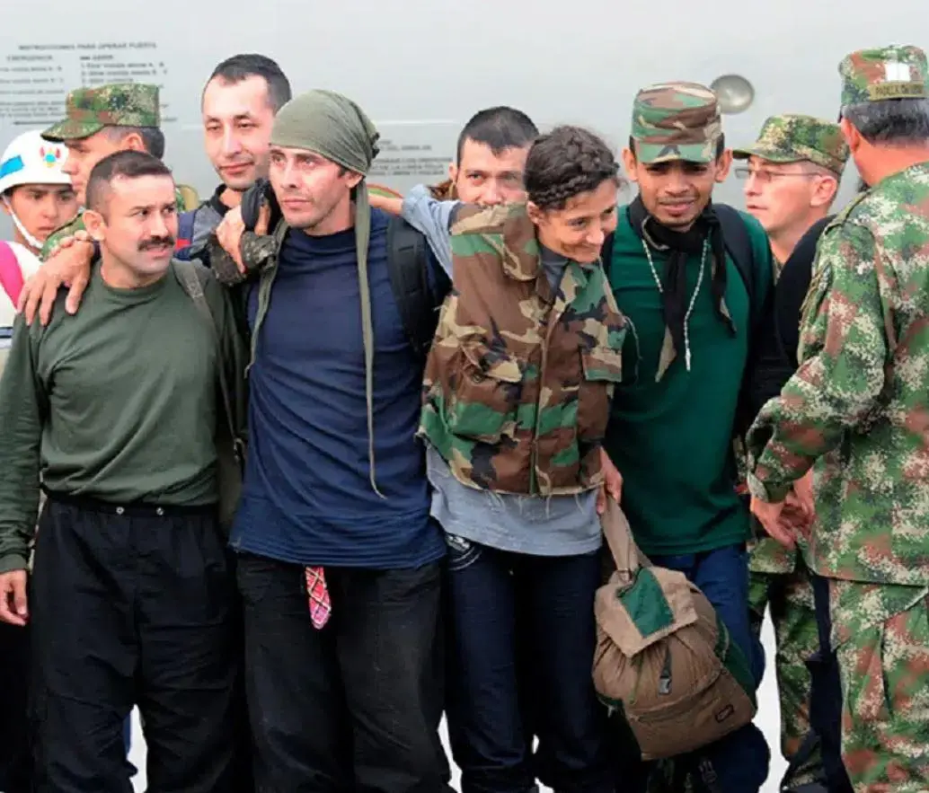 Momentos posteriores a la Operación Jaque cuando fueron liberados Ingrid Betancourt y 14 personas más. Foto: Colprensa