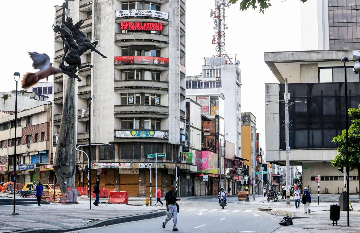 El Parque de Berrio con algunos transeúntes, Calle 50 con carrera 50.