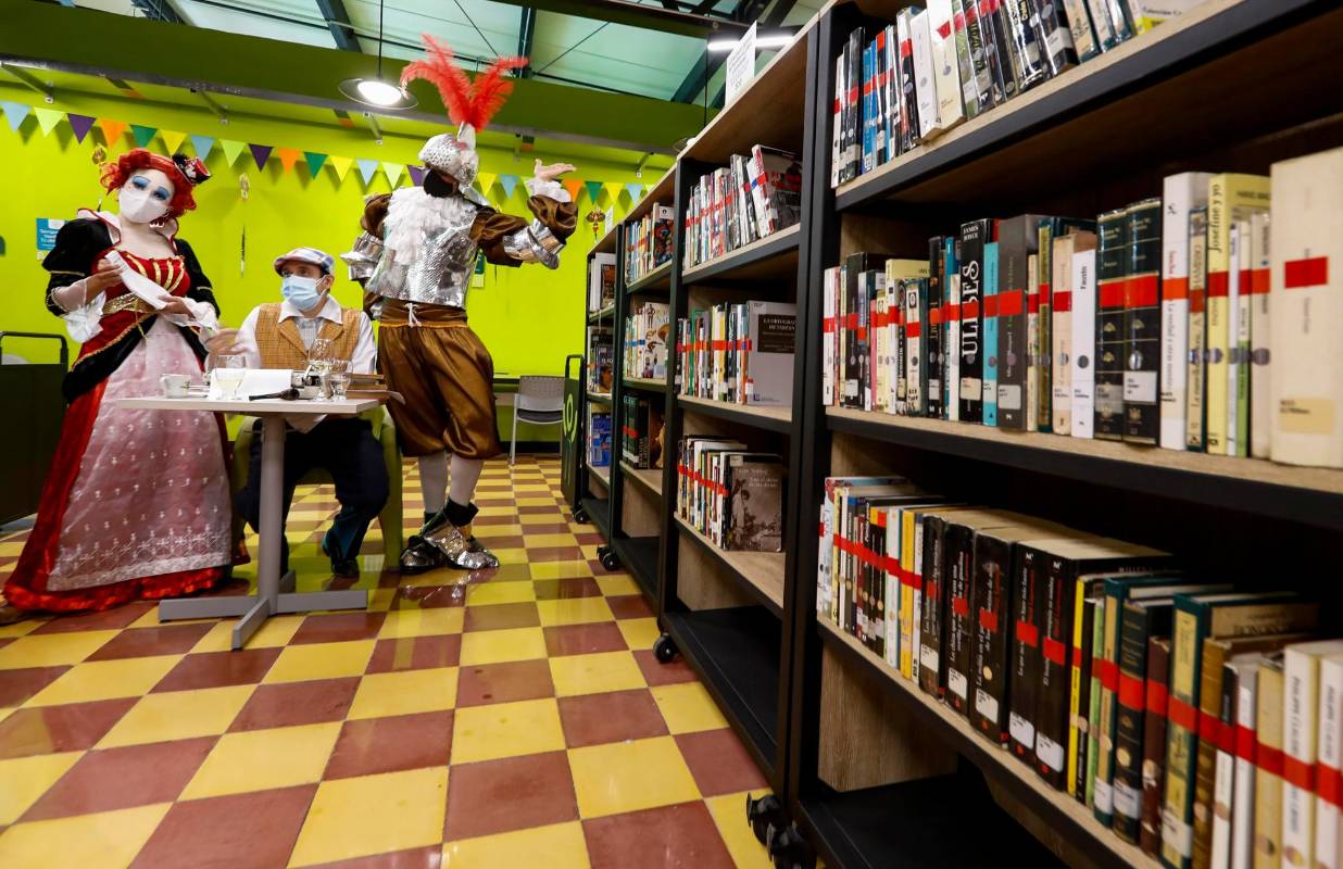 La entrega de nuevo al servicio se hizo con presencia de líderes comunitarios y vecinos de la Biblioteca bajo la guía del director de la Caja de Compensación, Jorge Alejandro Gómez Bedoya. Foto: Manuel Saldarriaga Quintero.