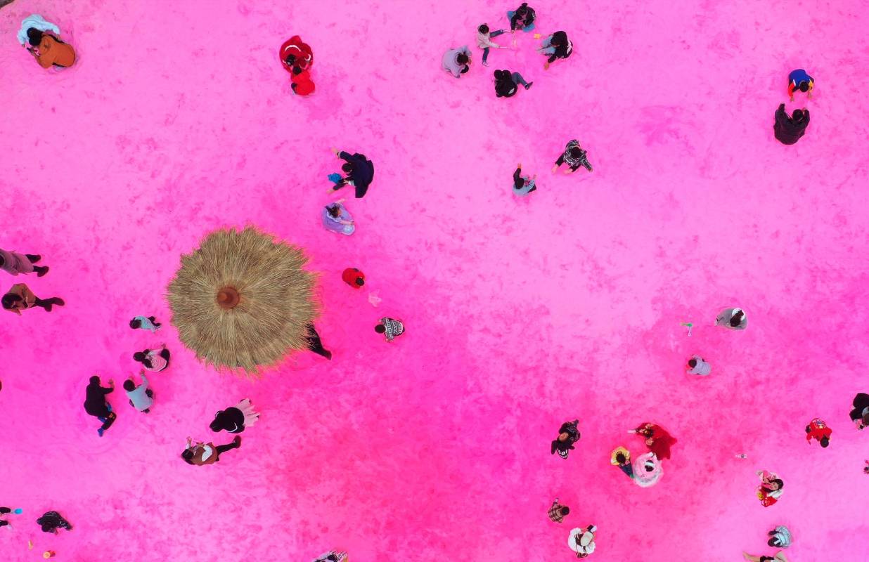 Desde el aire se puede observar la arena rosada que cubre gran parte del lago Qiandao y se compenetra con la naturaleza que esta a sus alrededores. FOTO : GETTY 
