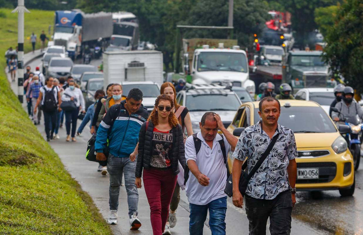 Muchos usuarios deciden no hacer fila para tomar los buses y continuar el camino a pie. Foto: MANUEL SALDARRIAGA QUINTERO.