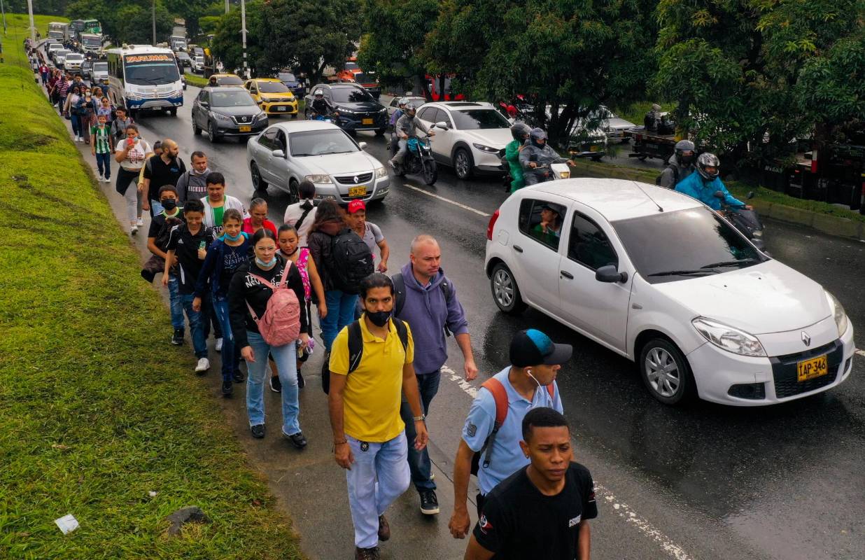 Ese es el panorama que se vive en el norte de la ciudad este 21 de junio, a cinco días de la socavación que provocó el cierre del sistema metro. Foto: MANUEL SALDARRIAGA QUINTERO.