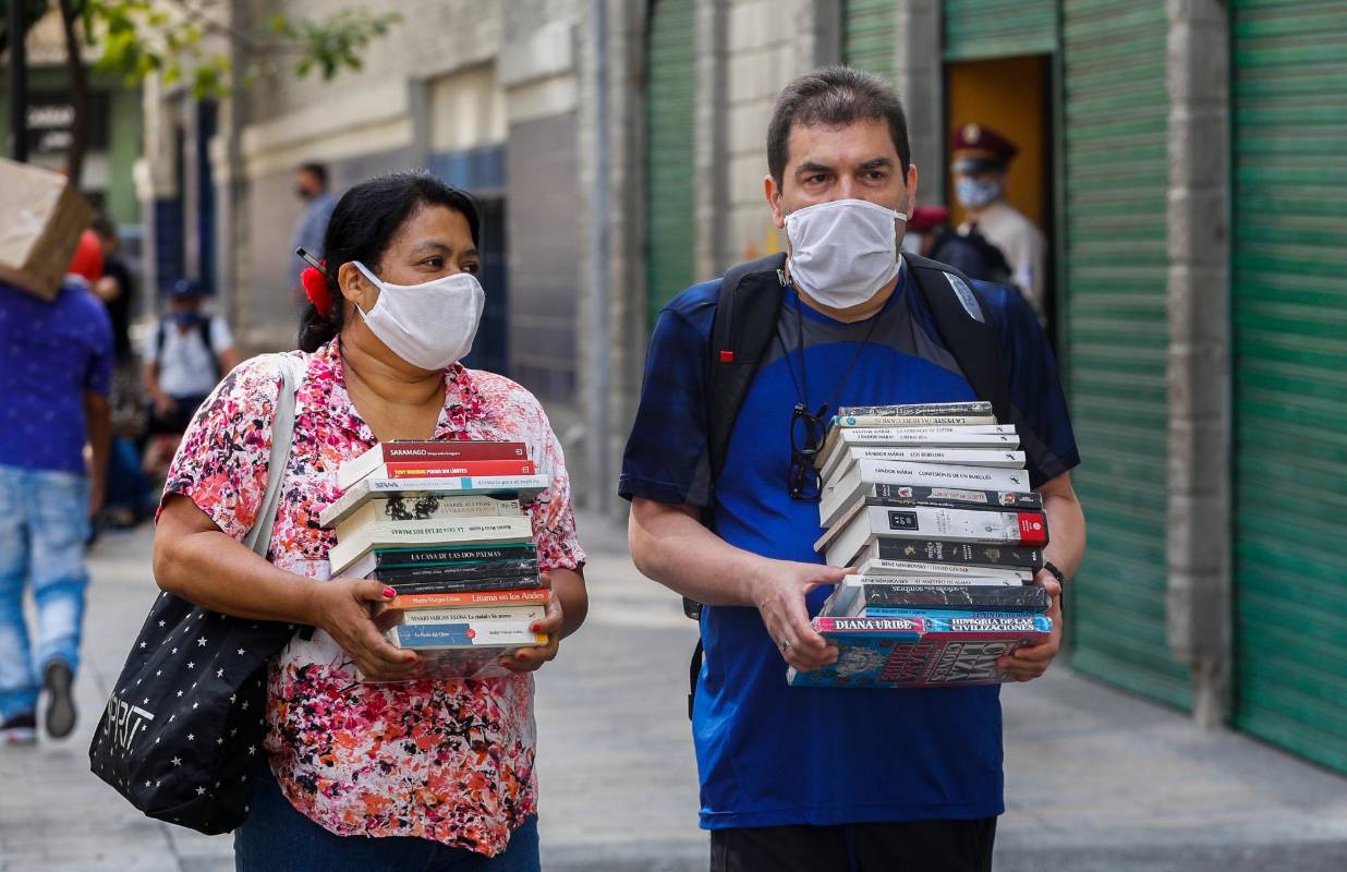 De boca de los venteros salen palabras aciagas, que anuncian tiempos de crisis: pandemia, cierre, contagios. Y la pesadilla, dicen, está todavía lejos de terminar. Foto: Manuel Saldarriaga quintero.