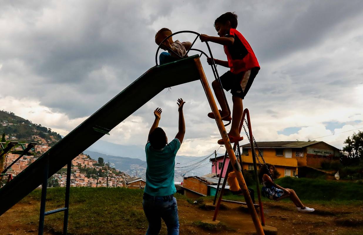 Monseñor Juan Enrique pineda lleva 26 años liderando en la comuna tres de Medellín, un trabajo de educación con los niños de escasos recursos de estas comunidades.