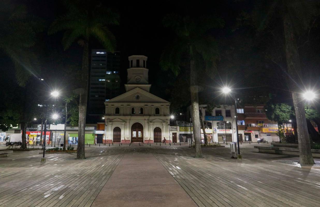 El municipio de Itagui, tanto las calles como el comercio, cerraron oportunamente para dar cumplimiento al toque de queda Foto: Manuel Saldarriaga Quintero.