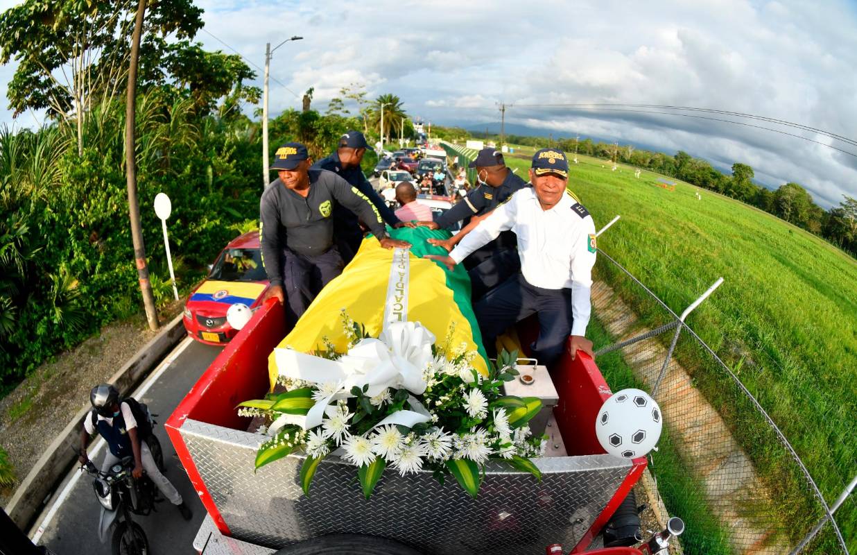 En caravana fue trasladado el cuerpo de Fredy Rincón hasta el coliseo de Buenaventura y luego fue llevado de regreso a Cali. Foto: Getty